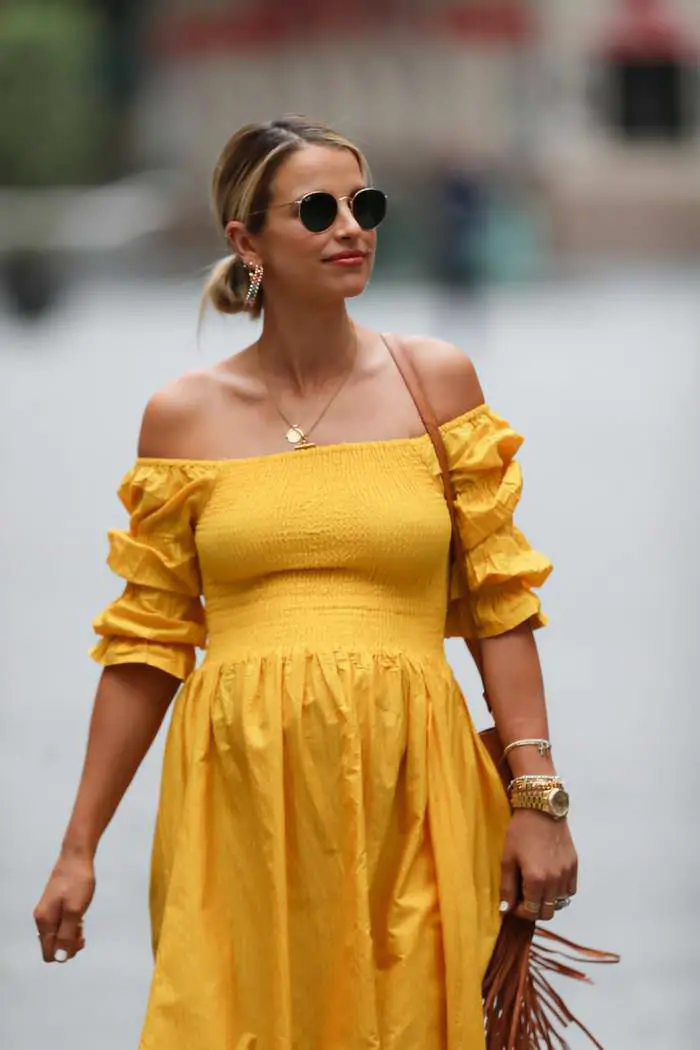 pregnant vogue williams rocks a yellow maxi dress 2