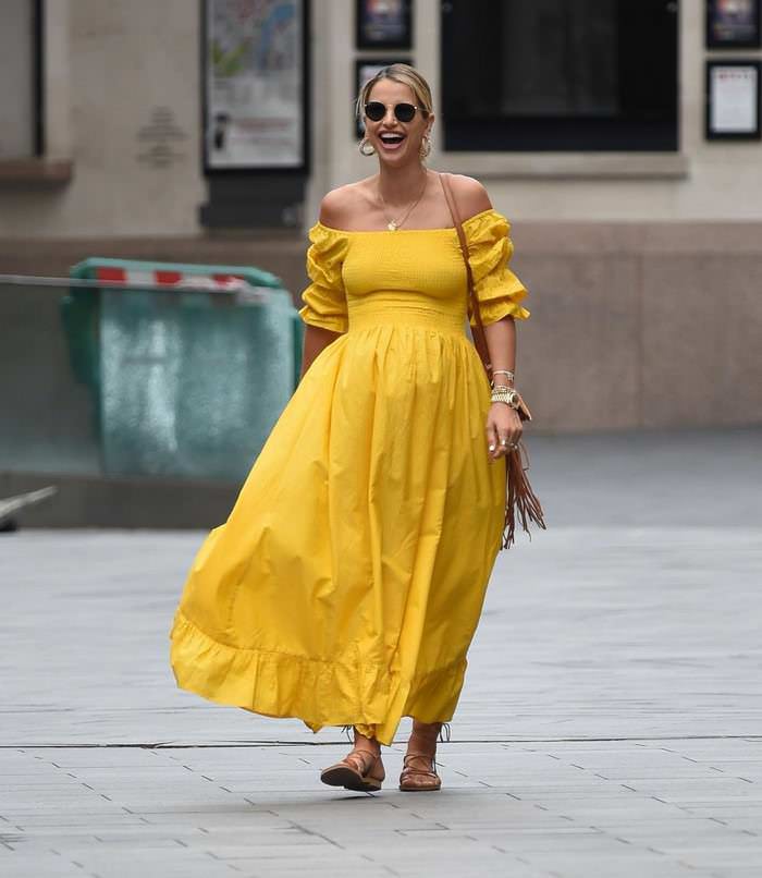 pregnant vogue williams rocks a yellow maxi dress 3