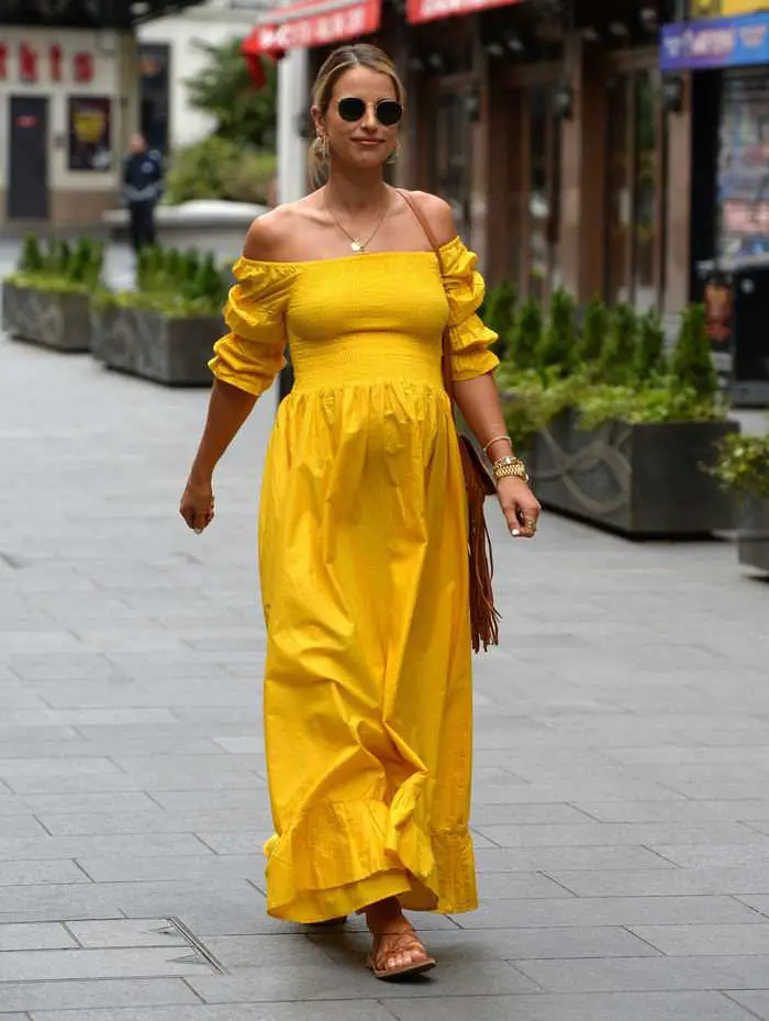 pregnant vogue williams rocks a yellow maxi dress 4