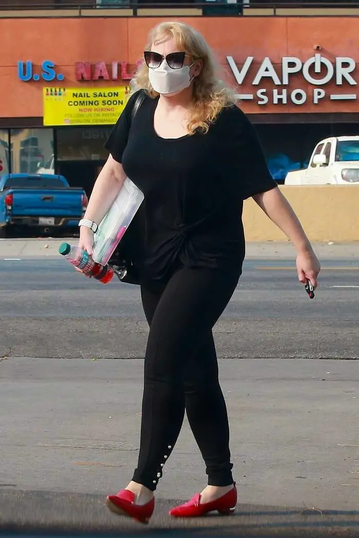 rebel wilson in an all black outfit while running errands in los angeles 4