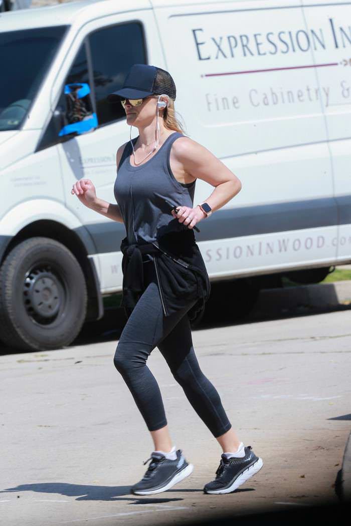 reese witherspoon jogging in brentwood 1