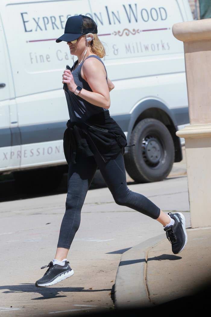 reese witherspoon jogging in brentwood 2