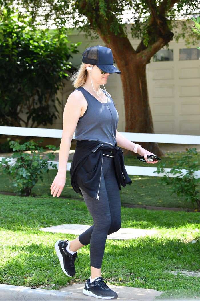 reese witherspoon jogging in brentwood 3