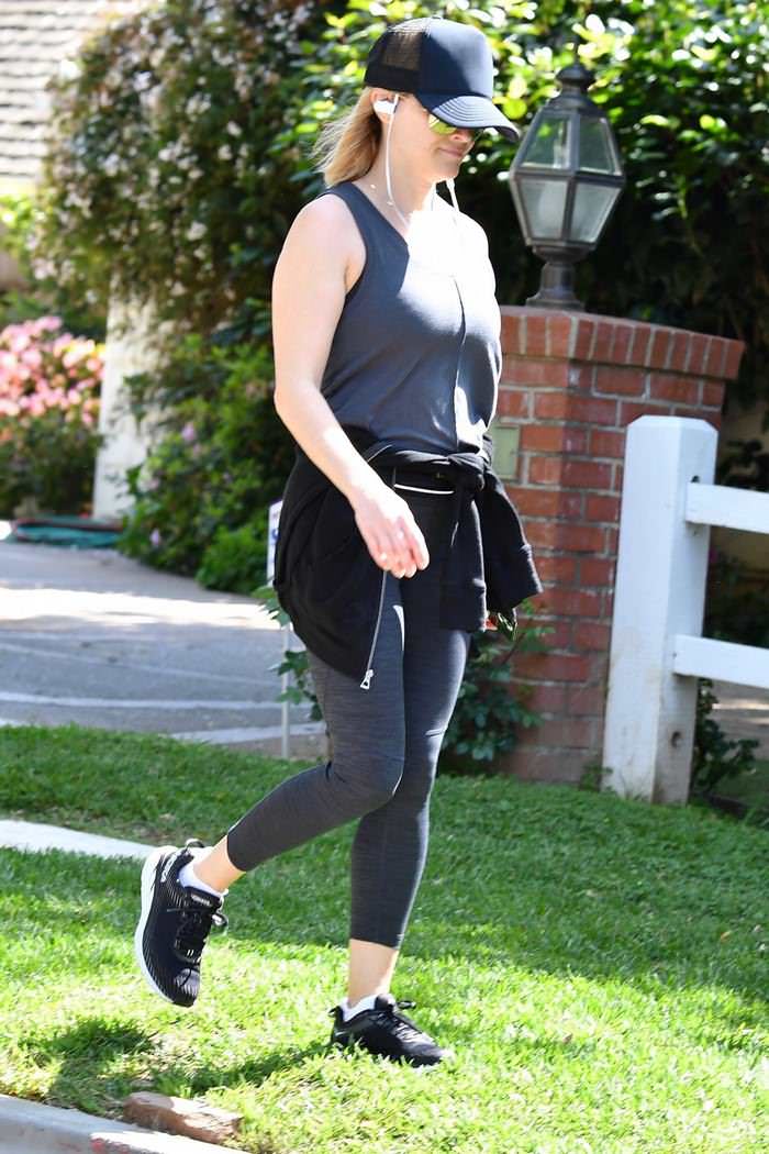 reese witherspoon jogging in brentwood 4