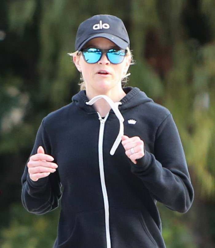 reese witherspoon morning jog in brentwood 1