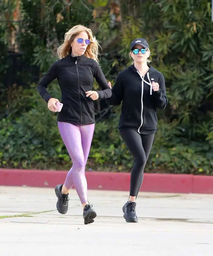 reese witherspoon morning jog in brentwood 2