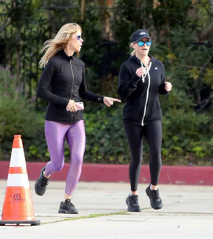 reese witherspoon morning jog in brentwood 4
