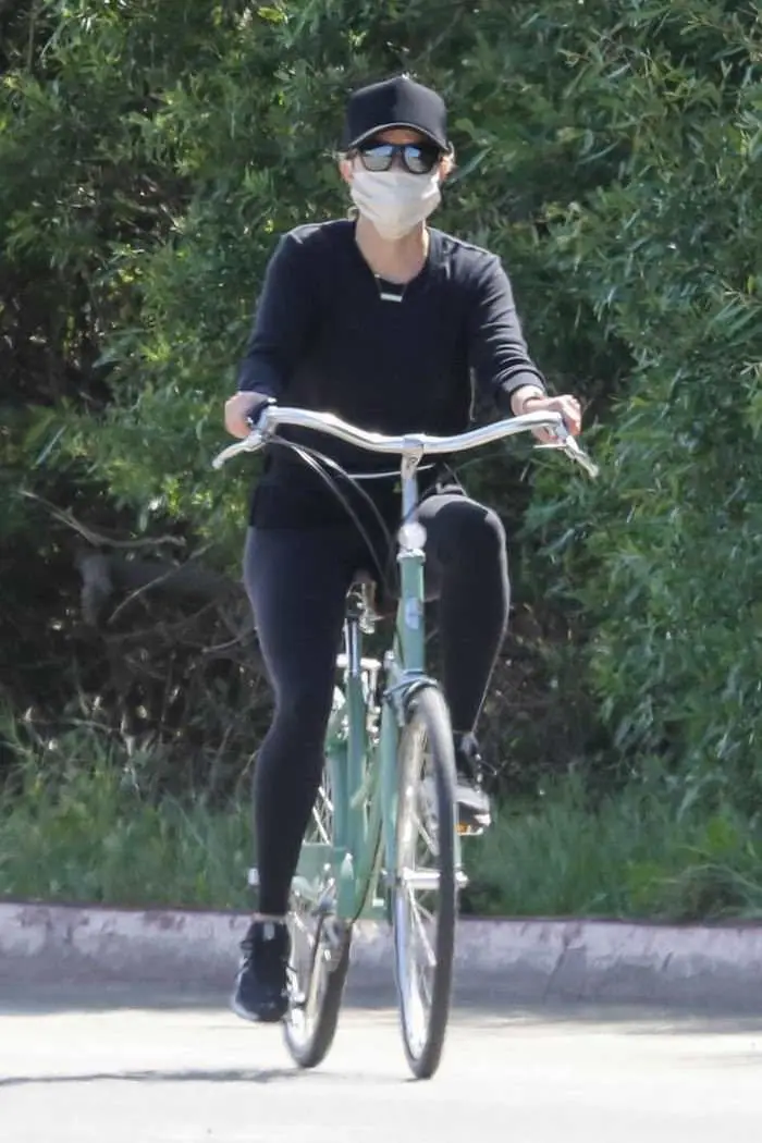 reese witherspoon stays active on a bike ride in malibu 3