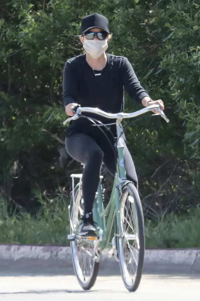 reese witherspoon stays active on a bike ride in malibu 4