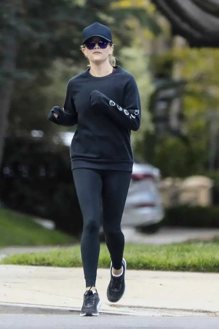 reese witherspoon steps out for her daily jog through brentwood 2