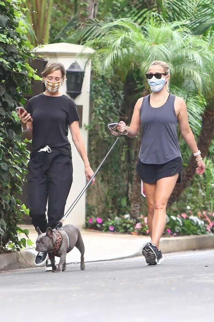 reese witherspoon works on her cardio while walking her dog in los angeles 3