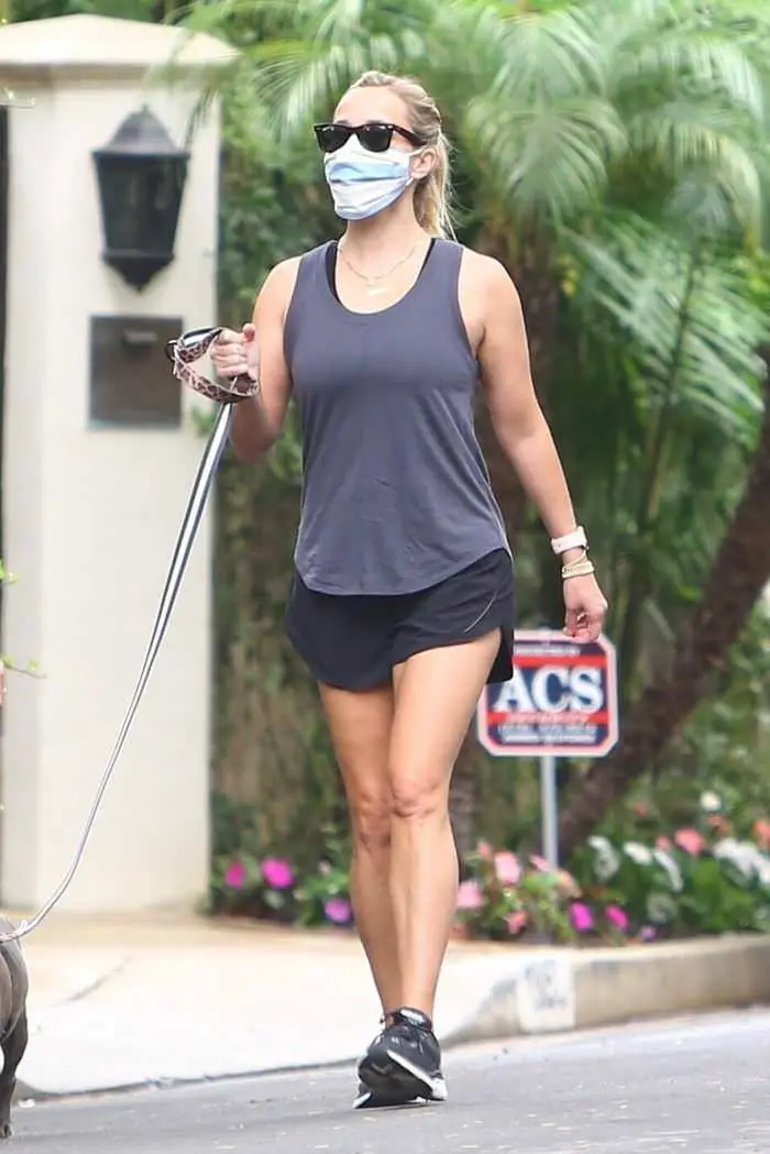 reese witherspoon works on her cardio while walking her dog in los angeles 4