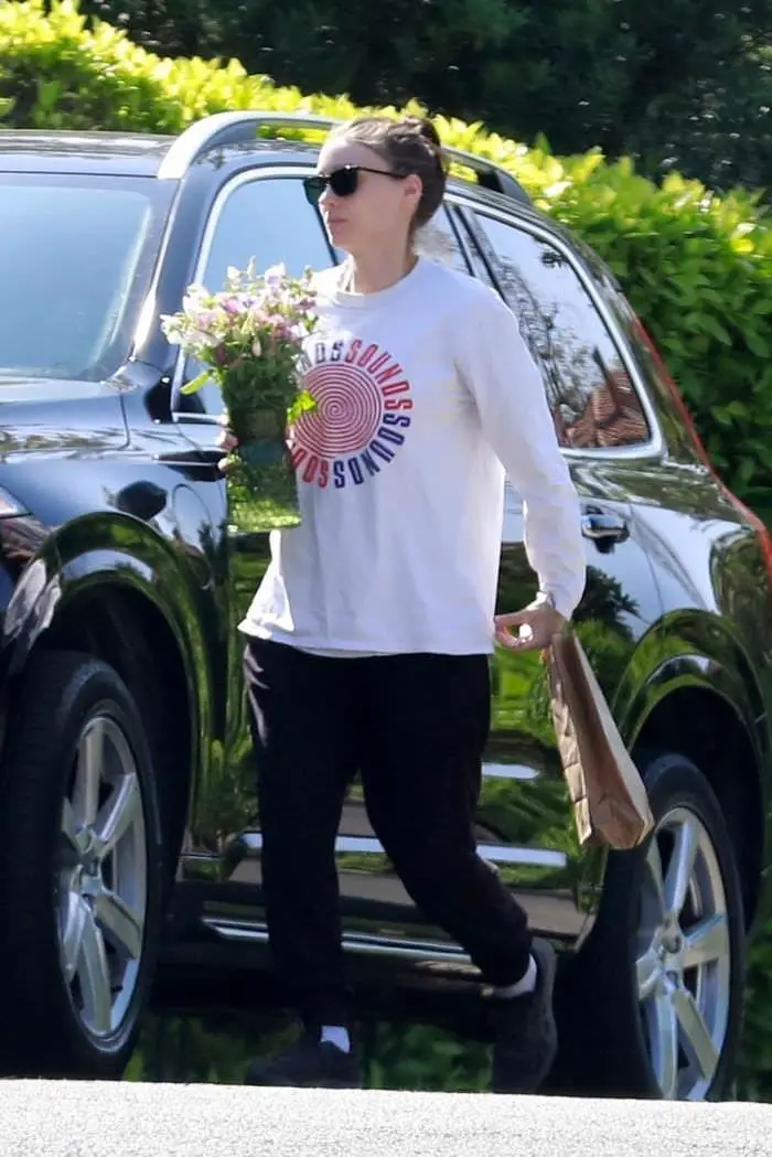 rooney mara carries flowers to older sister for her first mother s day 1