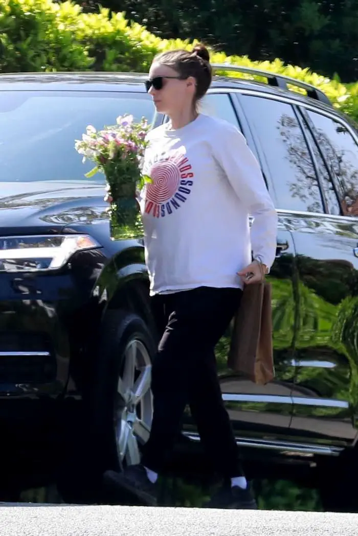 rooney mara carries flowers to older sister for her first mother s day 3