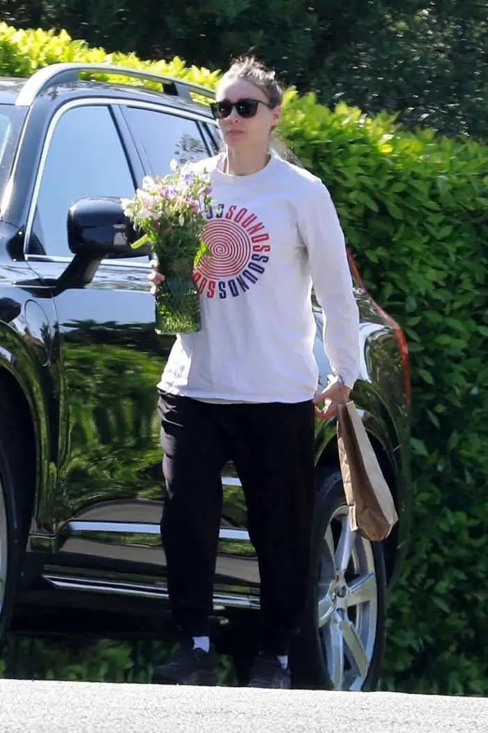 rooney mara carries flowers to older sister for her first mother s day 4