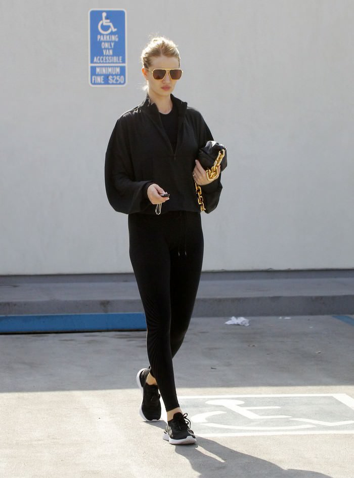 rosie huntington whiteley in black outfit out in los angeles 4