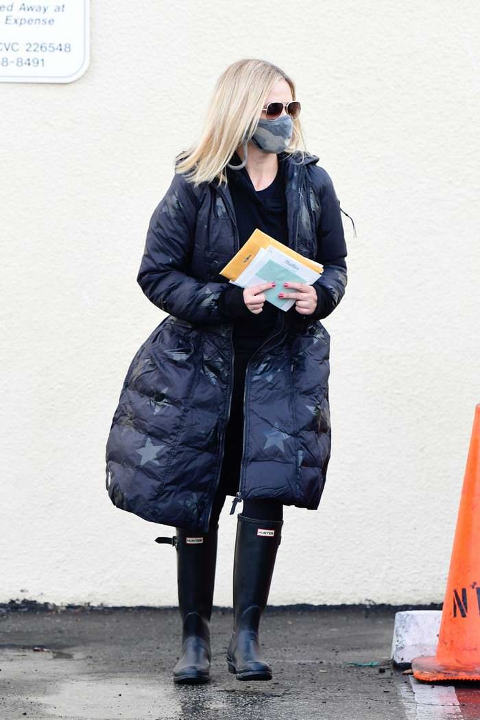sarah michelle gellar out to pick up her mail in brentwood 1