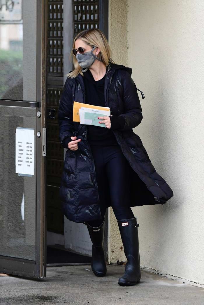 sarah michelle gellar out to pick up her mail in brentwood 2