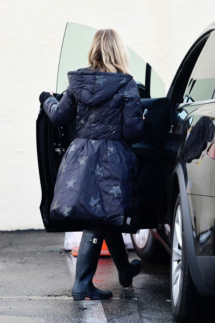sarah michelle gellar out to pick up her mail in brentwood 3