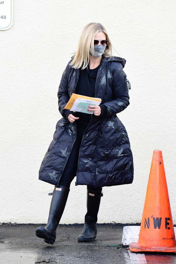 sarah michelle gellar out to pick up her mail in brentwood 4