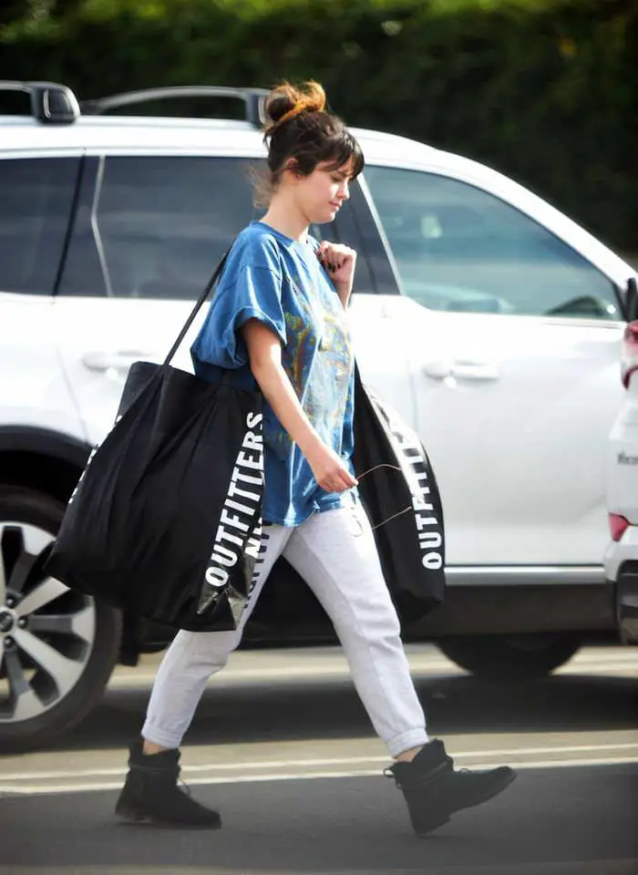 selena gomez shopping at urban outfitters in los angeles 1