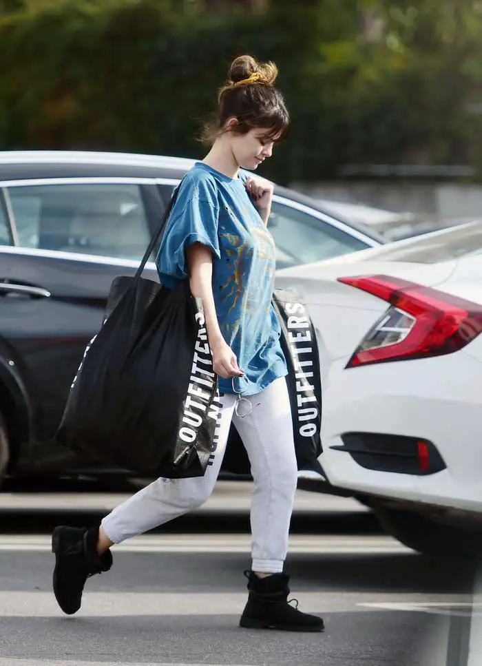 selena gomez shopping at urban outfitters in los angeles 2