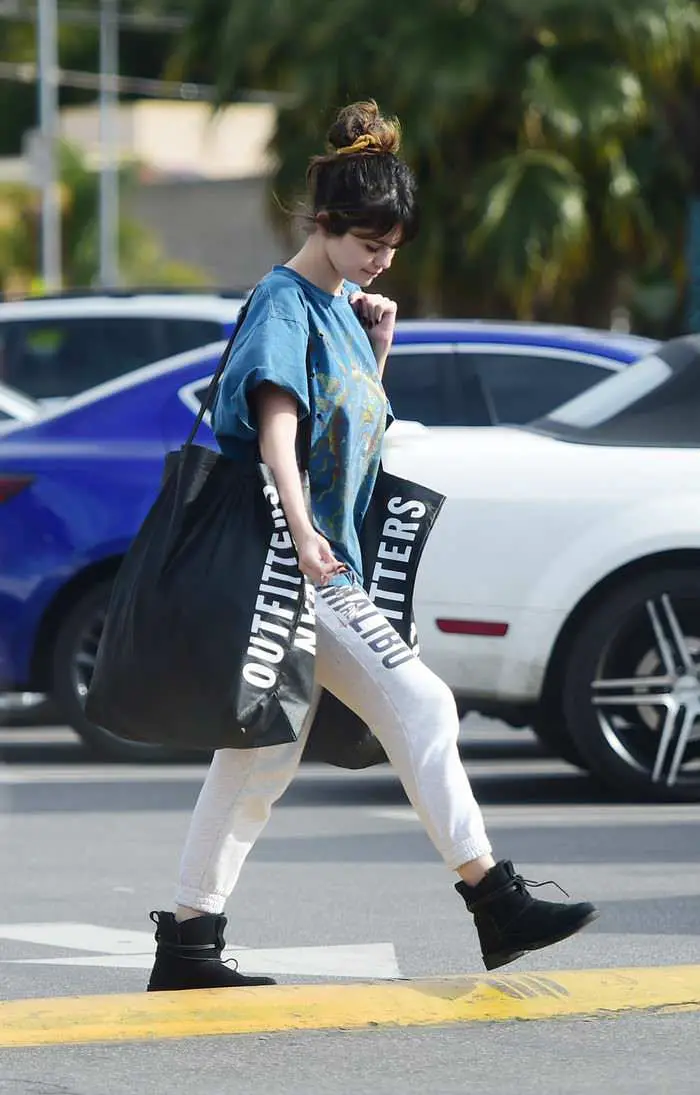 selena gomez shopping at urban outfitters in los angeles 3