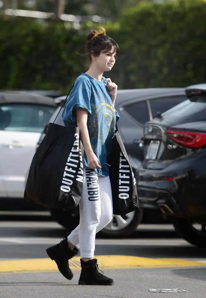 selena gomez shopping at urban outfitters in los angeles 4
