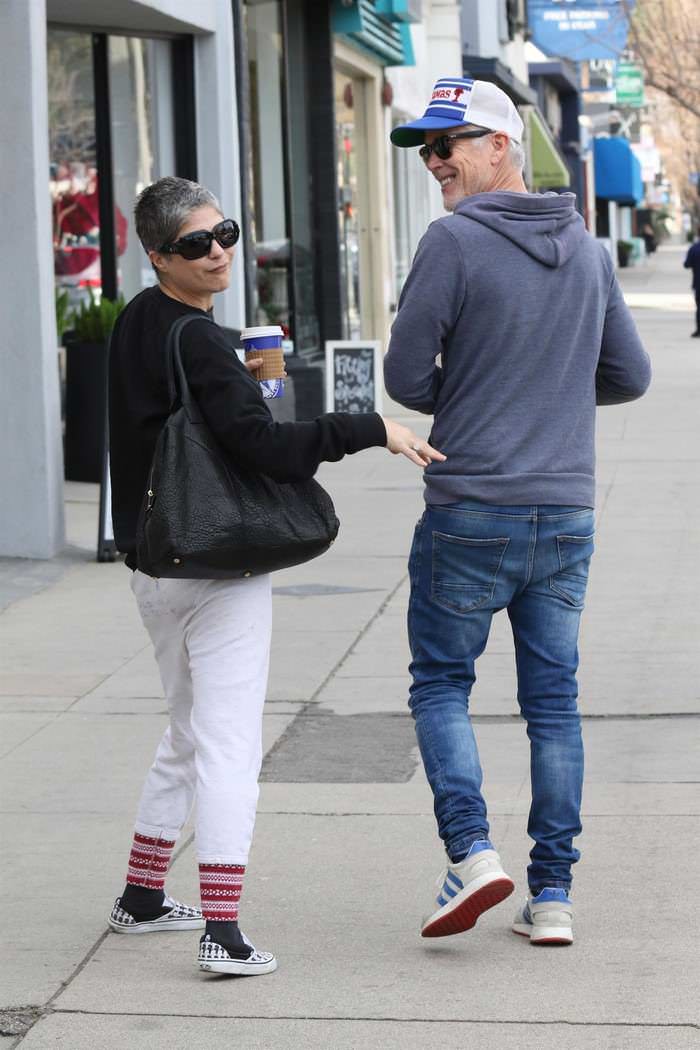 selma blair in a black jumper jogging bottoms out for a coffee in la 3