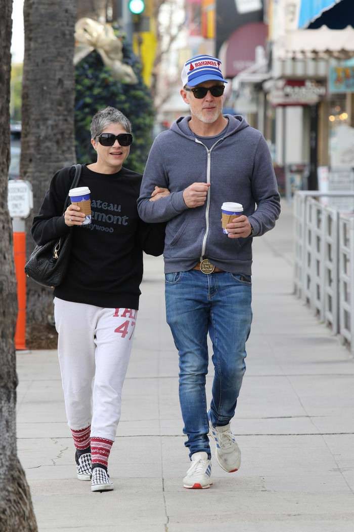 selma blair in a black jumper jogging bottoms out for a coffee in la 4