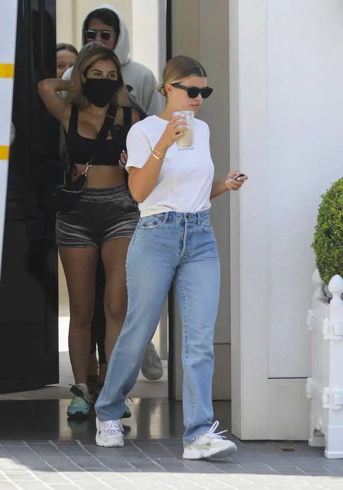 sofia richie grabs smoothies with a gal pal in malibu 1