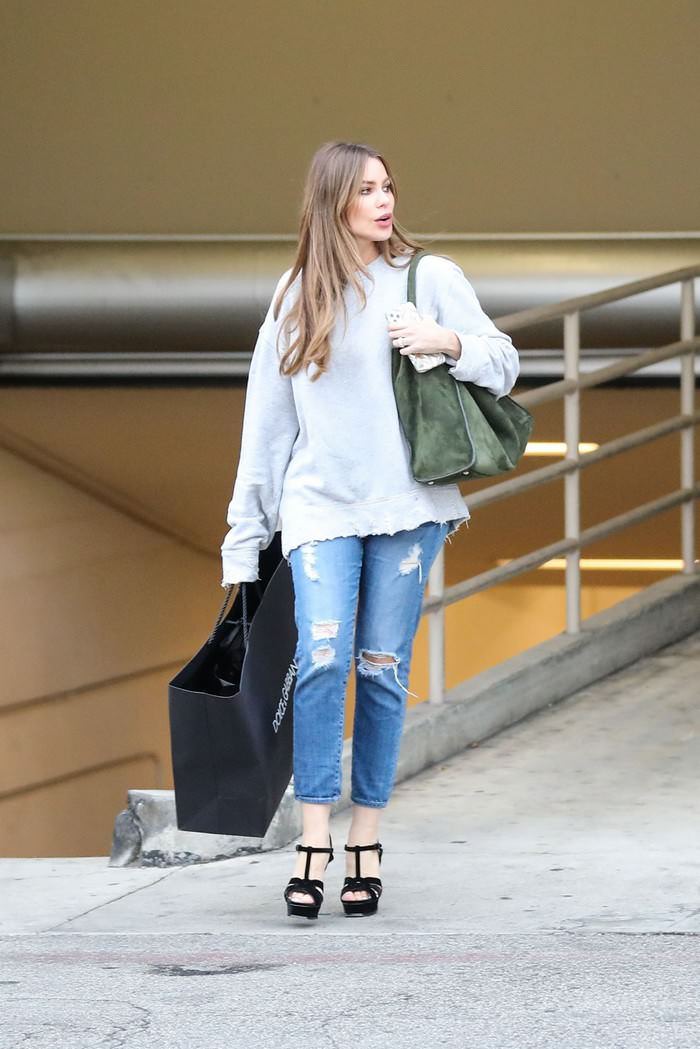 sofia vergara in ripped jeans out in beverly hills 3