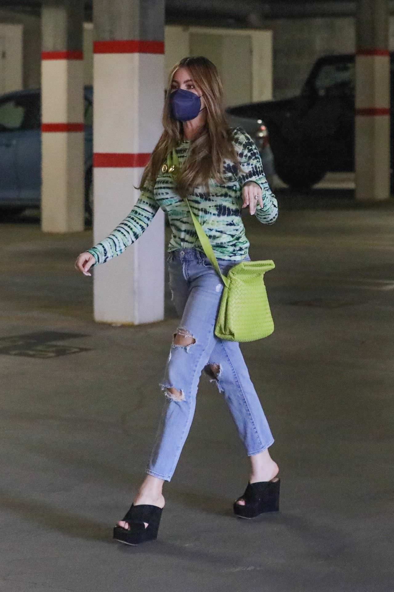 sofia vergara looks chick at the parking in beverly hills 1