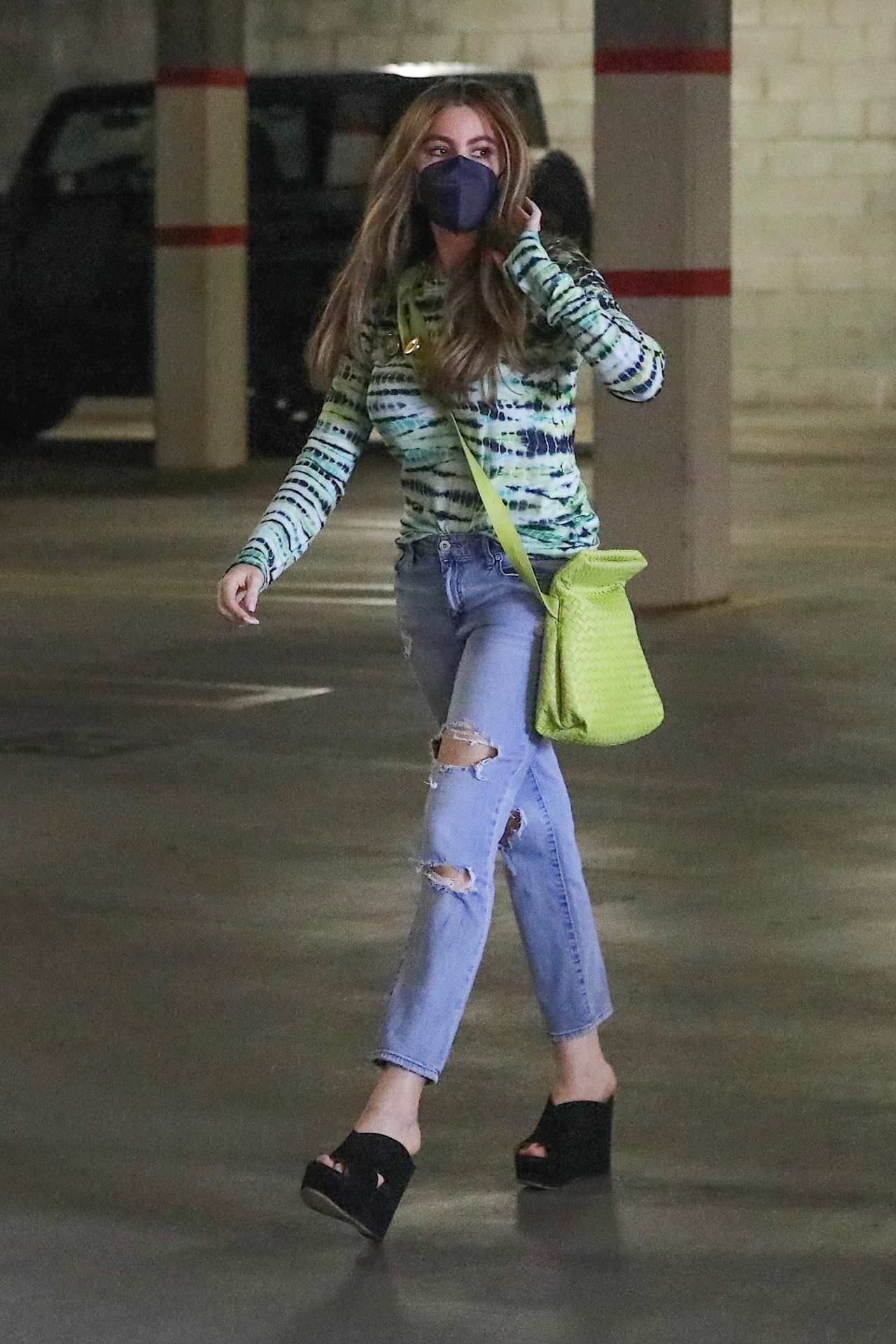 sofia vergara looks chick at the parking in beverly hills 4