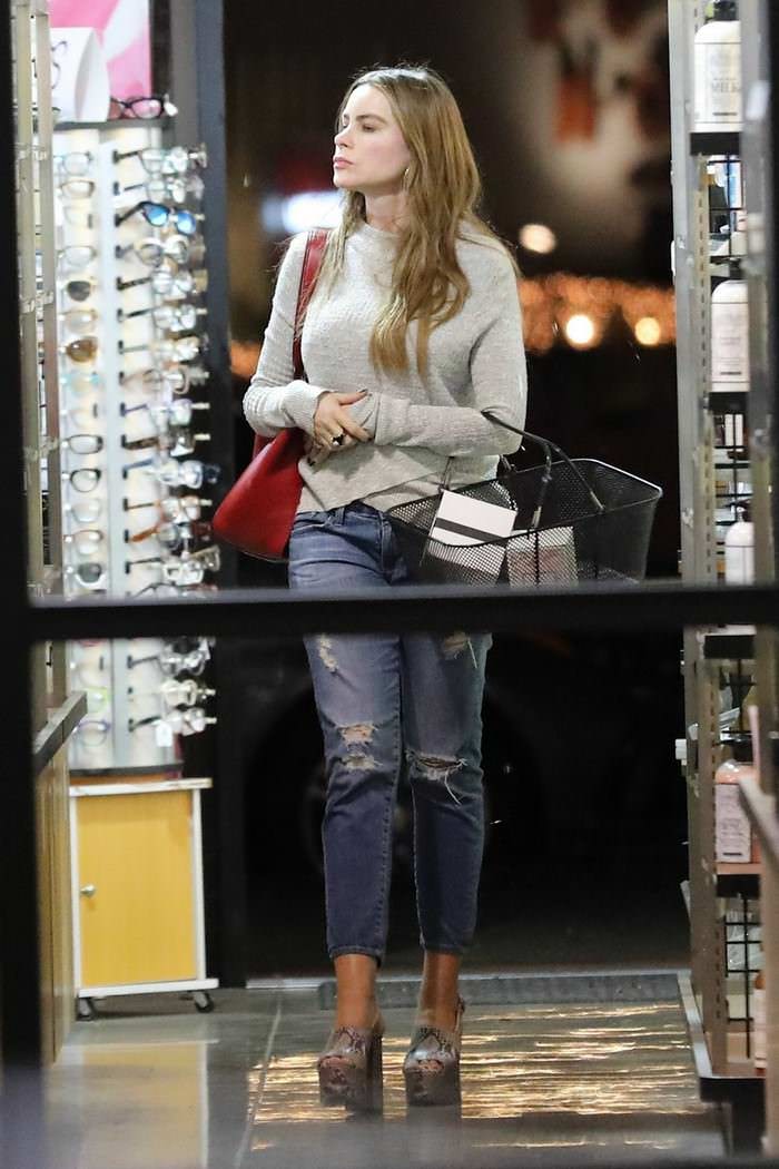 sofia vergara rocks a casual look as she shopping at beauty collection in west hollywood 4