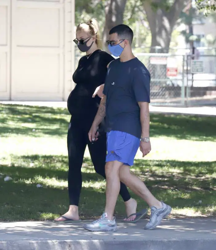 sophie turner stepped out for a walk with husband joe jonas 2
