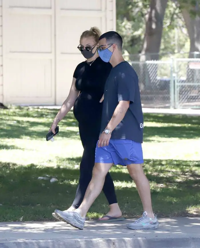 sophie turner stepped out for a walk with husband joe jonas 3