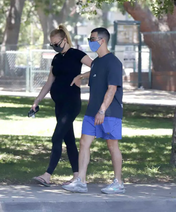 sophie turner stepped out for a walk with husband joe jonas 4