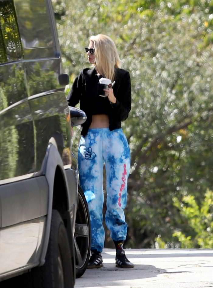 stella maxwell out on a solo coffee run in los angeles 4