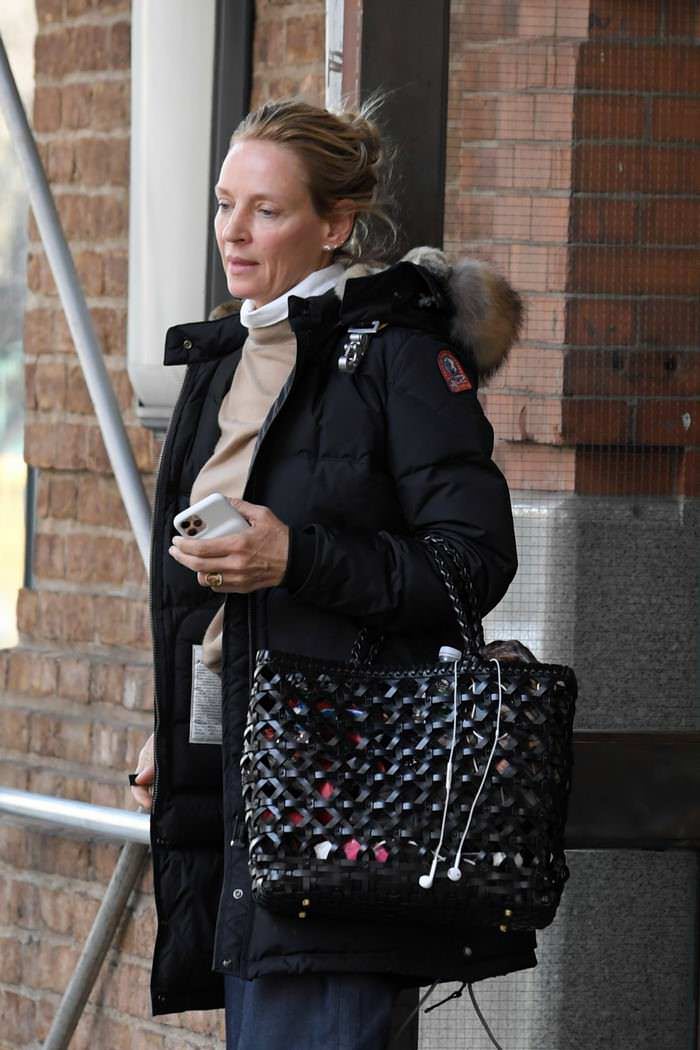 uma thurman signed autographs outside her hotel in new york 1